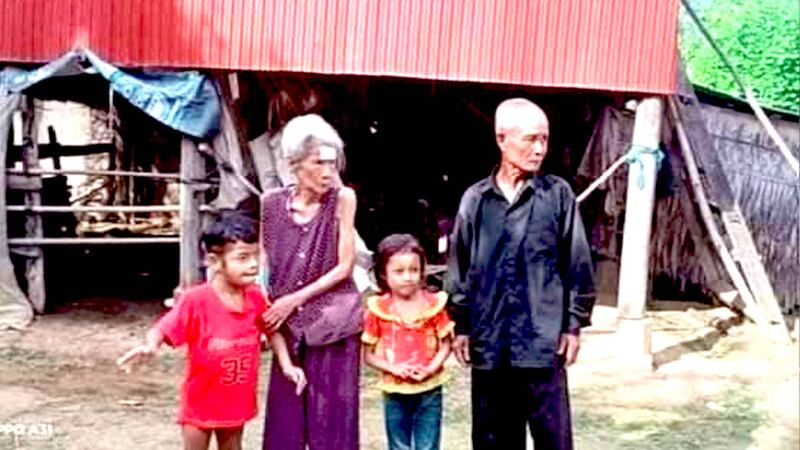 CNRP_Sin_Khon_Dead_by_killing_at_Overnight_on_21_11_2021_03_His_Mather and Father.jpg