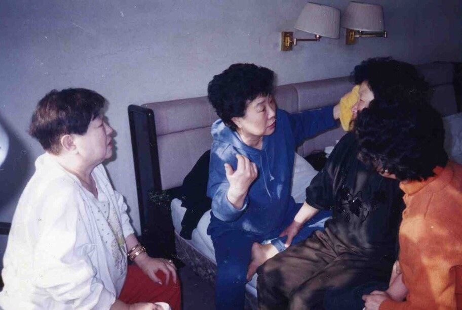 가수 현미(본명 김명선)가 4일 오전 별세했다. 향년 85세. 사진은 1998년 4월 9일 중국 장춘의 한 호텔에서 울면서 이야기하는 동생 김길자씨의 눈물을 닦아주는 현미 씨.