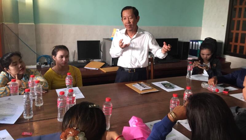 តំណាង​កម្មករ​ជួប​ប្រជុំ​ជាមួយ​លោក រ៉ុង ឈុន ដើម្បី​ទាមទារ​ឱ្យ​រដ្ឋាភិបាល​រក្សា​ការ​អនុគ្រោះ​ពន្ធ​EBA របស់​សហភាព​អឺរ៉ុប នៅ​ព្រឹក​ថ្ងៃ​ទី​២២ ខែ​ធ្នូ ឆ្នាំ​២០១៩ នៅ​រាជធានី​ភ្នំពេញ។