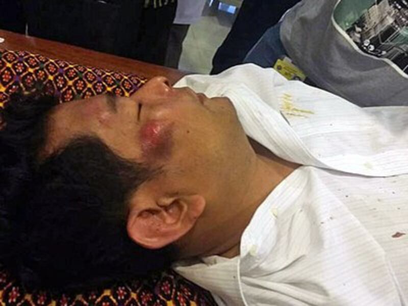 Cambodian lawmaker Nhay Chamreoun receives treatment for his injuries in Phnom Penh, Oct. 26, 2015.