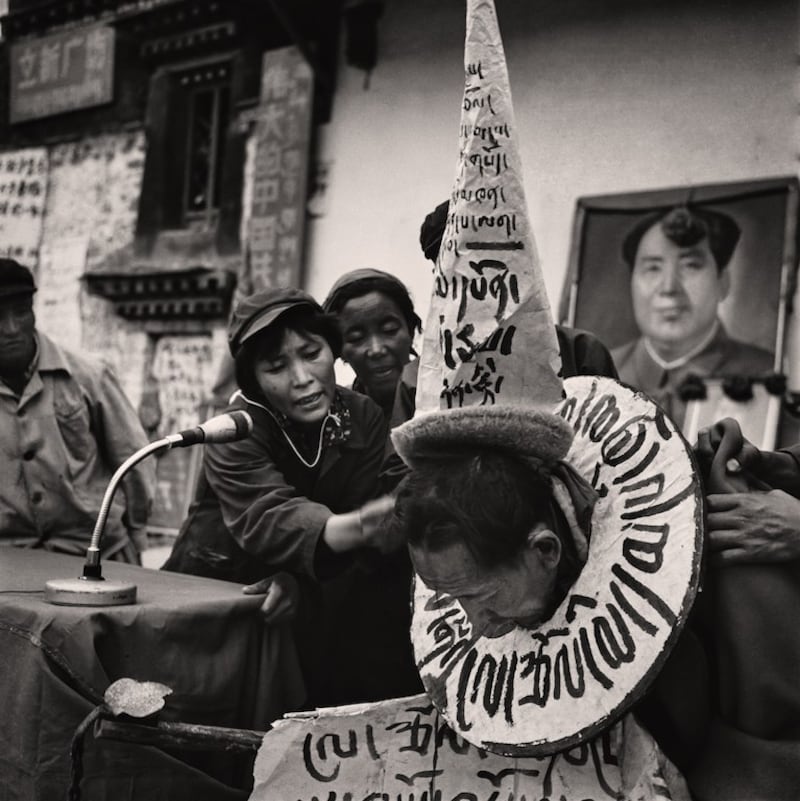 这位戴高帽的被斗者是察第·次旦多吉,1950年代以前的拉萨市长,我母亲的舅舅。(泽仁多吉拍摄)