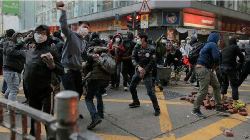 2016年2月8日夜晚至2月9日早晨于香港旺角发生的警民冲突事件。图为警方在冲突现场使用了警棍和辣椒水,示威者则向警察投资石块和玻璃瓶。(美联社)