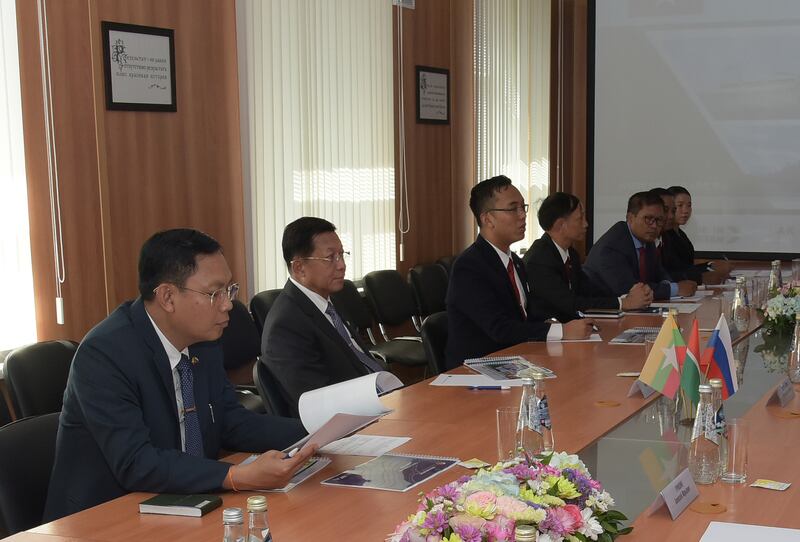 ဗိုလ်ချုပ်မှူးကြီး မင်းအောင်လှိုင်နှင့်အတူ ဒုတိယဗိုလ်ချုပ်ကြီး မိုးမြင့်ထွန်း (ဝဲ) အား ၂၀၂၁ ခုနှစ် ဇွန်လ ၂၅ ရက်နေ့တွင် Republic of the Tatarstan နိုင်ငံသို့ ရေယာဉ်တည်ဆောက်ရေး သွားရောက်လေ့လာစဉ်။ (Photo: CINCDS)