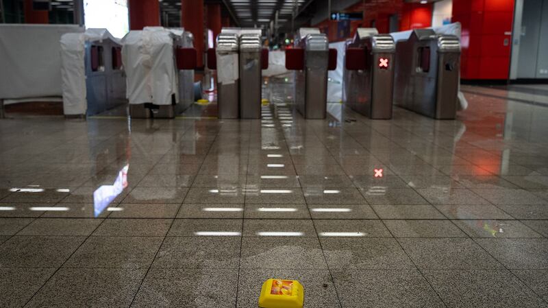 随着反送中冲突从街头蔓延至商场、港铁等生活空间,不少人不再搭方便的地铁,学习坐巴士转乘。(摄影/刘贰龙)