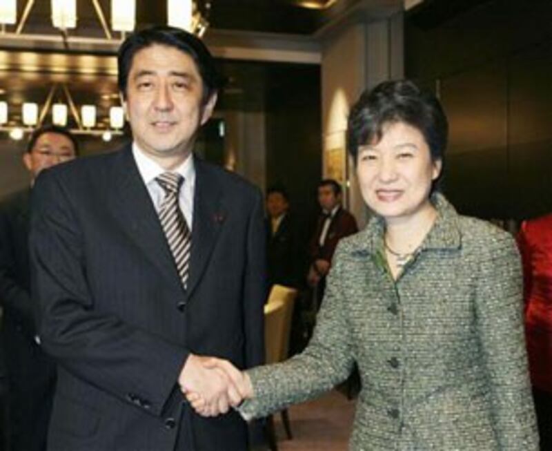 资料图片:日本自民党总裁安倍晋三与韩国总统朴槿惠。(南洲提供)