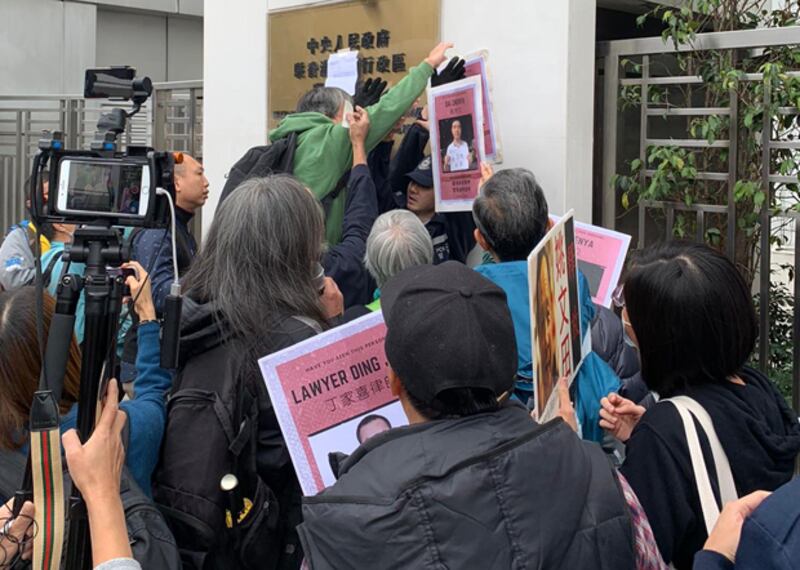 2020年1月17日，抗議人士在香港中聯辦外牆和大門上貼上要求釋放中國被捕人士的標語，並高喊「聚會無罪、打壓可恥、結束一黨專政」等口號。(中國維權律師關注組提供)
