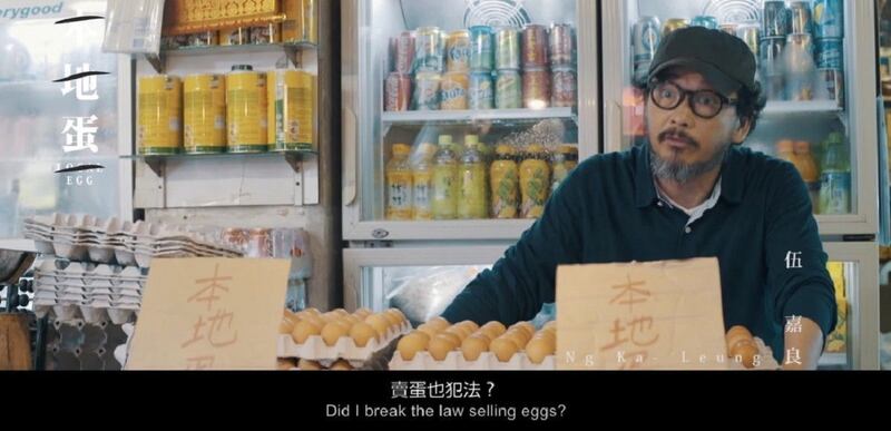 電影《十年》第五章「本地蛋」講述少年軍審查「政治違規」民眾。(電影《十年》劇照)