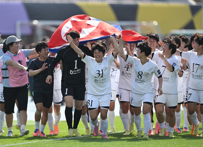 북한 ‘내고향여자축구단’ 선수들이 2026년 5월 23일 수원에서 열린 AFC 여자 챔피언스리그 결승전에서 일본 도쿄 베르디 벨레자를 꺾은 뒤 기뻐하고 있다.