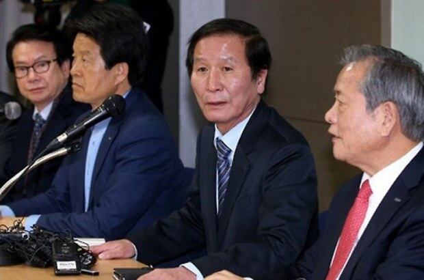 북한이 개성공단 남측 인원 추방과 자산동결을 발표한 11일 오후 서울 여의도 중소기업중앙회에서 열린 개성공단기업협회 긴급이사회가 끝난 뒤 정기섭 회장이 회의 결과를 브리핑하고 있다.