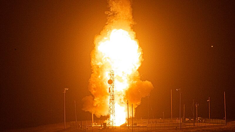 美国空军全球打击司令部2020年8月4日公布，成功从加州向太平洋海域试射一枚未安装核弹头的洲际弹道导弹。（美联社）