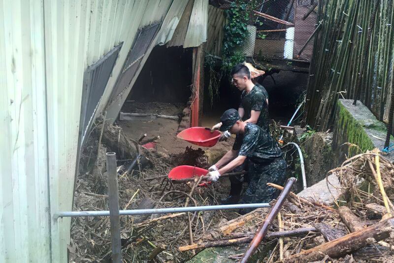 華爾街日報報道稱,台灣役男軍事訓練期間主要工作為掃樹葉和拔雜草。(國防部發言人臉書圖片 / 拍攝日期不詳)