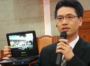 강동완 동아대 교수가 지난해 10월 서울 종로구 연지동 한국기독교회관에서 열린 북한전략센터 주최 학술토론회에 나와 최근 북한에서 유행하고 있는 ‘노트텔’을 선보이고 있다.