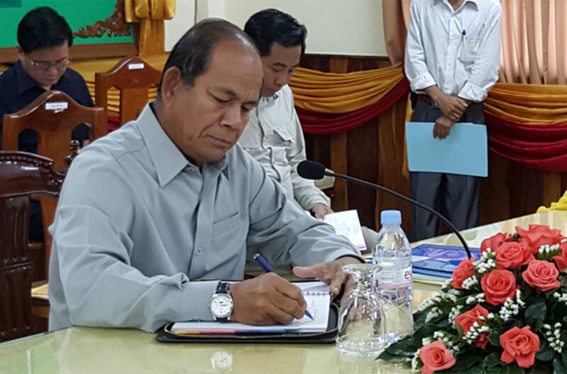 រដ្ឋមន្ត្រី​ក្រសួង​កសិកម្ម រុក្ខាប្រមាញ់ និង​នេសាទ លោក​បណ្ឌិត អ៊ុក រ៉ាប៊ុន ក្នុង​កិច្ច​ប្រជុំ​ពង្រឹង​ការ​អនុវត្ត​អនុក្រឹត្យ​លេខ​៧៦ ស្ដីពី​ការ​គ្រប់គ្រង​ធនធាន​ធម្មជាតិ​ព្រែក​ទឹក​សាប នៅ​តំបន់​ក្បាល​ឆាយ ខេត្ត​ព្រះសីហនុ កាល​ពី​ថ្ងៃ​ទី​១៨ ខែ​សីហា ឆ្នាំ​២០១៥។ 