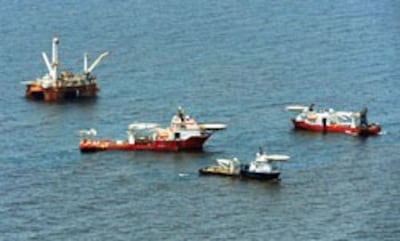 Đủ loại tàu được điều động đến khu vực dầu loang ở vịnh Mexico để xử lý và hút dầu.