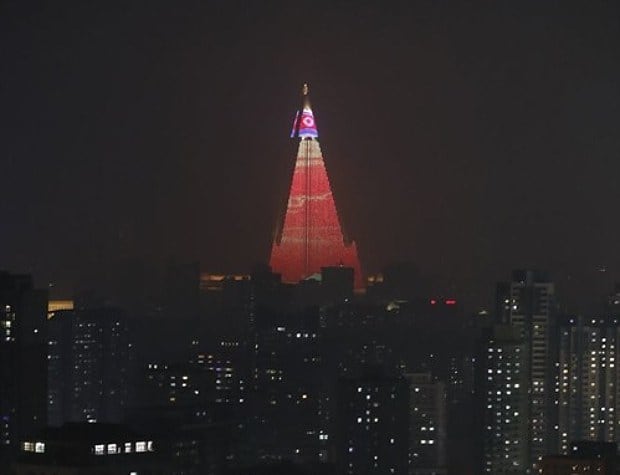 사진은 평양 시내 야경. 멀리 105층 류경호텔 외벽에 선전화가 비춰지고 있다.