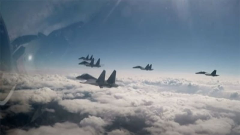 9月期间共机频繁越界侵入台湾防空识别区。图为歼-16战机首度出现扰台。（视频截图）