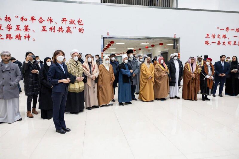 «دۇنيا مۇسۇلمان جامەئەتلىرى كېڭىشى» (The World Muslim Communities Council) نىڭ 30 كىشىلىك ۋەكىللەر ئۆمىكىنىڭ ئۇيغۇر ئېلىدە زىيارىتى جەريانىدا خاتىرە سۈرەت. 2023-يىلى يانۋار، ئۈرۈمچى.