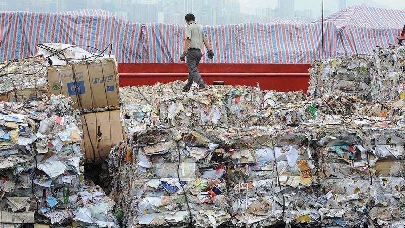 中国纸张的另一个主要来源是废纸回收再造纸浆。（法新社图片）