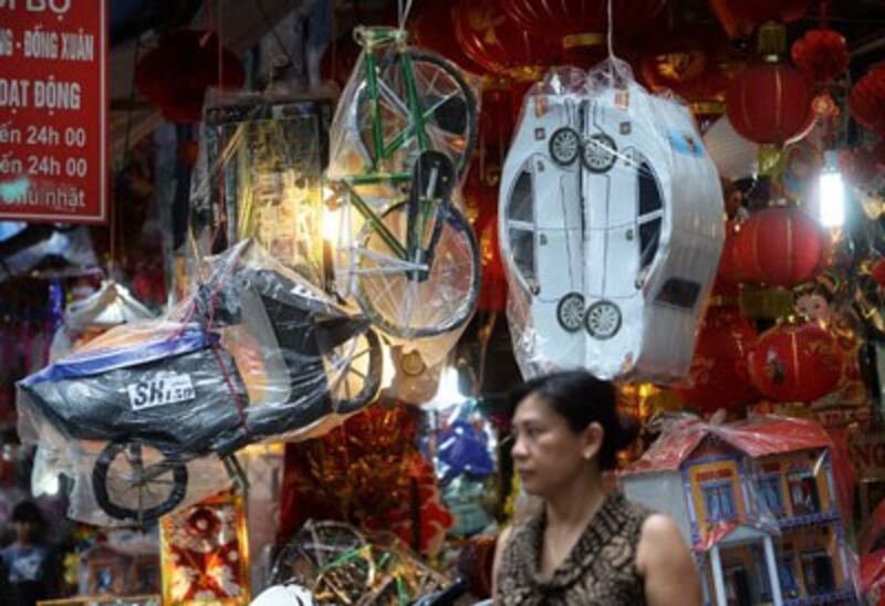 Một cửa hàng bán vàng mã ở Hà Nội chụp ngày 16/8/2016. AFP photo