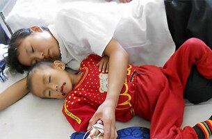 북한 황해북도의 한 소아과 병원에서 심한 영양실조에 걸린 어린이가 치료를 받던 중 잠들어 있다. 입가의 상처는 영양실조 때문에 생긴 것이다. 