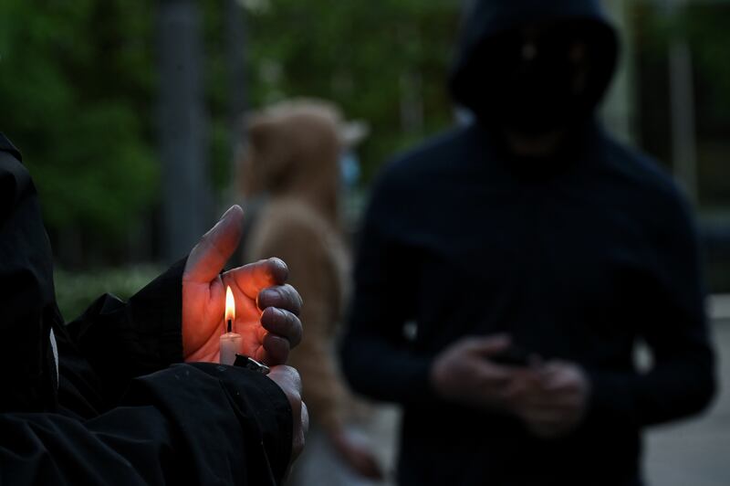 阿光(化名)手持燭光悼念35年前的天安門死難者,認為在香港公民社會被政權摧毀之際,在海外行使表達自由更加重要、更值得堅持。(梁銘康 攝)