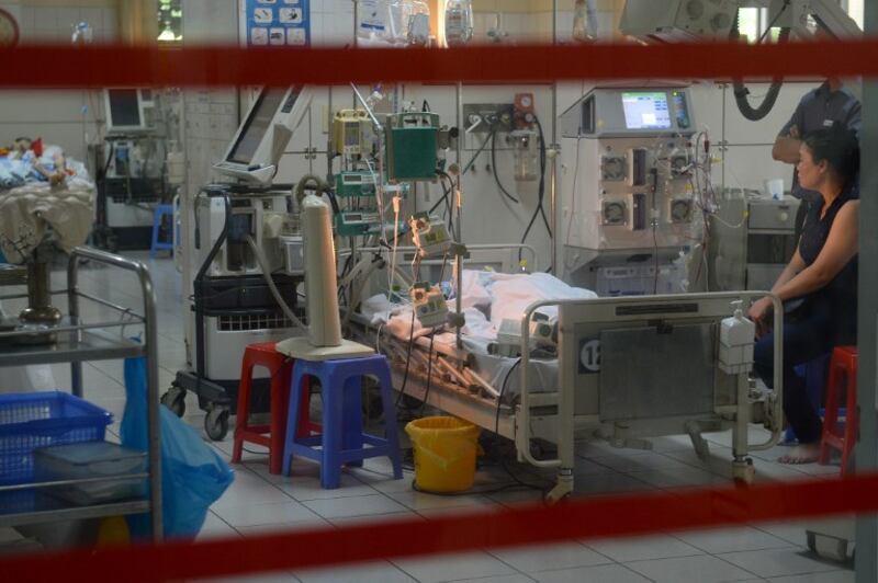 Người thân chăm sóc một bệnh nhân ở khoa hồi sức cấp cứu ở Bệnh viện Đa khoa Hòa Bình hôm 30/5/2017.
