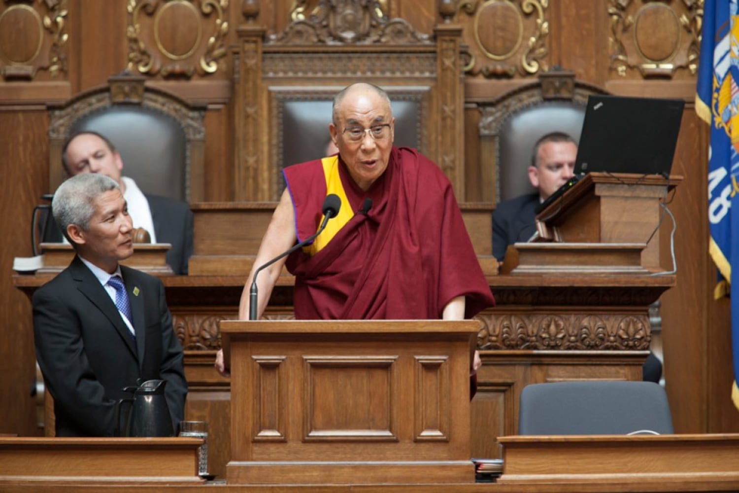 མེ་ཌི་སན་གྲོང་ཁྱེར་དུ་༧སྐུའི་འཁྲུངས་སྐར་ཉིན་བྱམས་བརྩེའི་ཉིན་མོར་གཏན་འབེབས་གནང་པ།