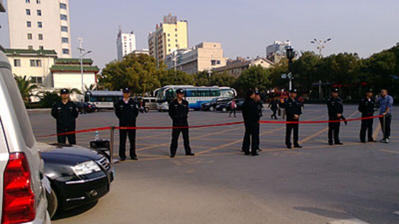 南昌硬質合金廠工人罷工,警察接報到場維持秩序。(圍觀市民提供)