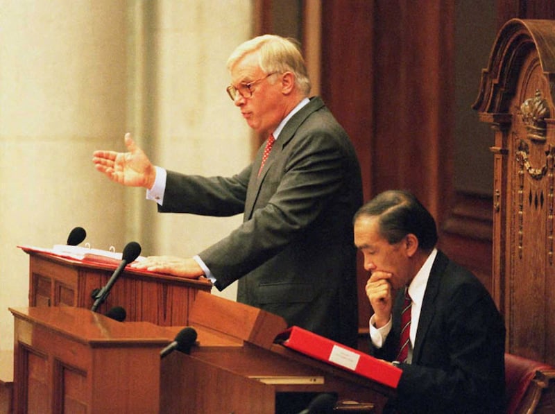 1996年,彭定康宣读《施政报告》。(法新社)