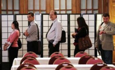 Xếp hàng nộp hồ sơ xin việc tại hội chợ việc làm Hirevent, San Francisco hôm 12/7/2011. AFP photo