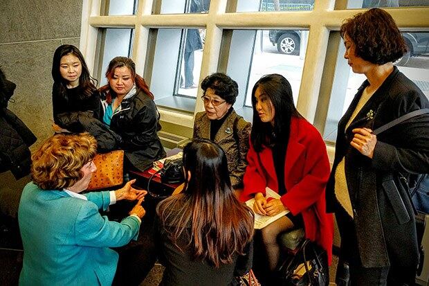 올 3월 유엔에서 열린 한 행사에서 북한자유연합 수잔솔티 대표가 김은선, 조진혜, 김영선, 이현서, 장루시아씨 등 탈북 여성들과 대화를 나누는 모습. 