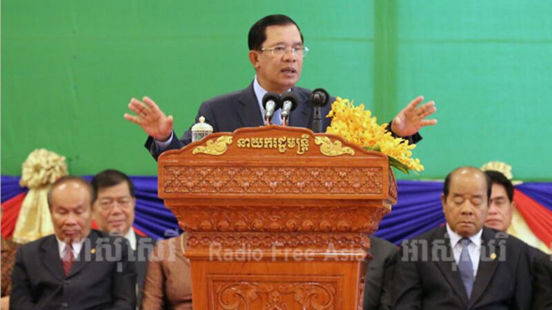 លោក​នាយករដ្ឋមន្ត្រី ហ៊ុន សែន ថ្លែង​​ក្នុង​ពិធី​ចែក​សញ្ញាប័ត្រ​ដល់​និស្សិត នា​​កោះពេជ្រ នៅ​ថ្ងៃ​ទី​១៧ ខែ​មីនា ឆ្នាំ​២០១៦។ 