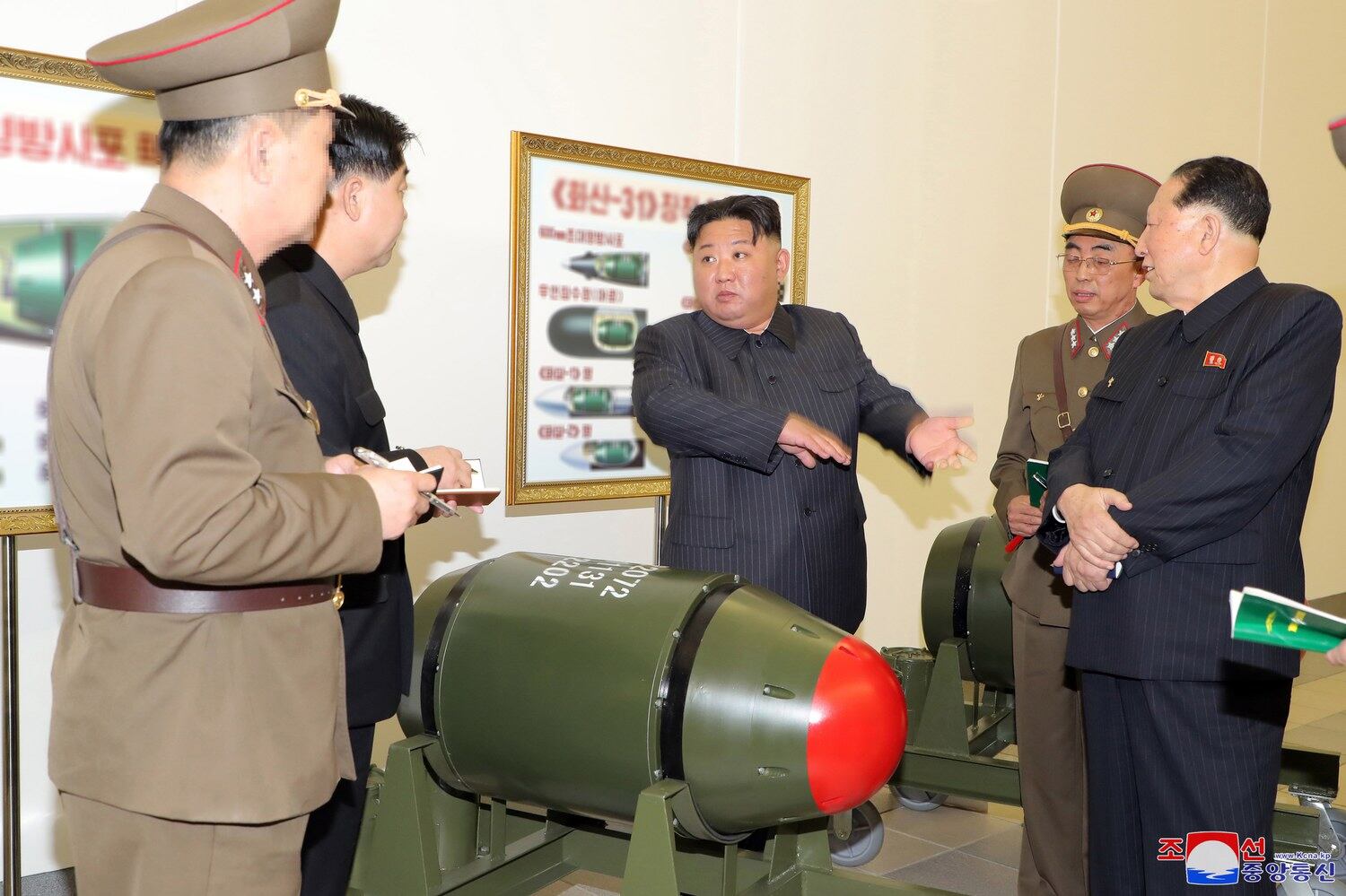 김정은 북한 국무위원장은 핵무기병기화사업을 지도하고 핵반격작전계획과 명령서를 검토했다. 김 위원장은 "조선민주주의인민공화국 핵무기연구소로부터 핵무기발전방향과 전략적방침에 따라 공화국핵무력을 질량적으로 강화하기 위한 최근 년간의 사업정형과 생산실태"에 대해 보고받았다고 조선중앙통신이 28일 보도했다.