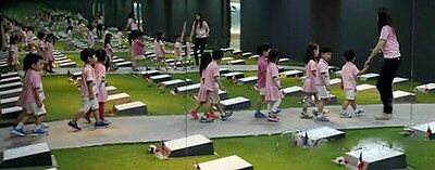 서울 용산 전쟁기념관에서 어린이들이 기념관 내 UN기념공원을 본 떠 만든 전시실을 둘러 보고 있다. 