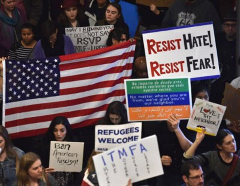 Một cuộc biểu tình chống lại luật di trú của tổng thống Mỹ Donald Trump tại sân bay Reagan, Arlington, VA vào ngày 1 tháng 2 năm 2017.