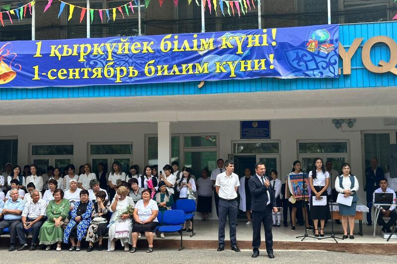 بايسېيىت يېزىسىدىكى ئىسمايىل تايىروف نامىدىكى ئوتتۇرا مەكتەپتە ئوتكەن بىرىنچى قوڭغۇراق مۇراسىمىدىن كۆرۈنۈش. 2024-يىلى 1-سېنتەبىر. ئالمۇتا ۋىلايىتى