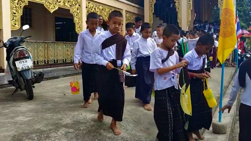 မဲဆောက်မြို့ရှိ ဗုဒ္ဓဘာသာသင်တန်းဆင်း အခမ်းအနားတက်ရောက်လာကြသည့် ရွှေ့ပြောင်းမြန်မာကျောင်းသားငယ်များ။ (Photo: RFA)