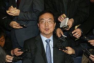정종욱 통일준비위원회 민간 부위원장이 12일 서울 연세대학교에서 '흡수통일 연구팀' 발언 논란과 관련한 기자간담회를 갖고 발언하고 있다. 