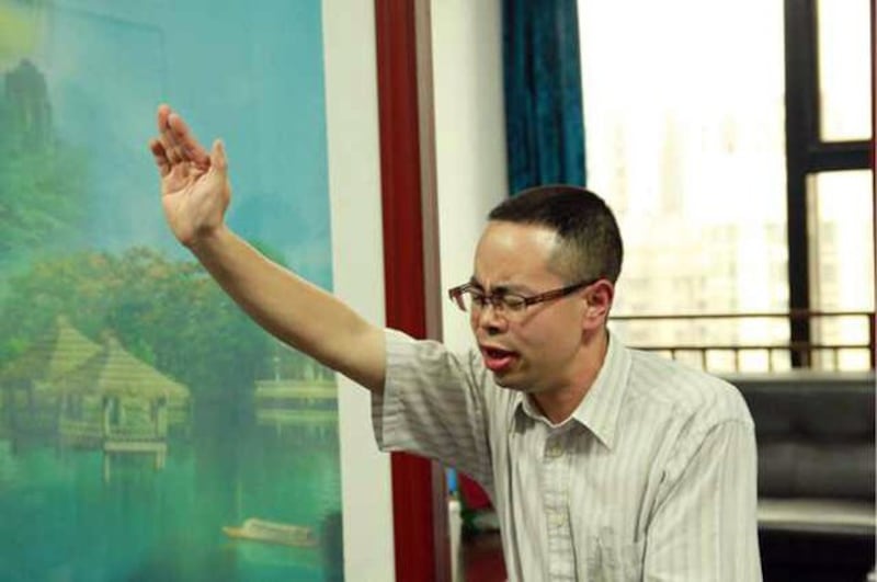 资料图片：仰华牧师在教会讲道。（家属提供/乔龙提供）