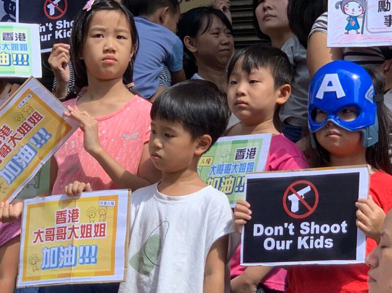 台湾亲子共学教育促进会发起儿童连侬墙撑香港的活动。(记者 黄春梅摄)