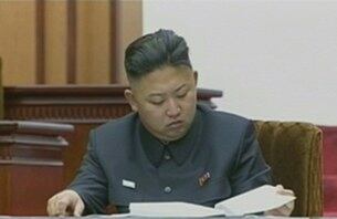 북한은 지난 25일 김정은 국방위원회 제1위원장이 참석한 가운데 최고인민회의 제12기 6차회의를 열고 12년제 의무교육을 시행하는 내용의 법령을 발표했다고 조선중앙TV가 보도했다. 문건을 살펴보는 김정은. 