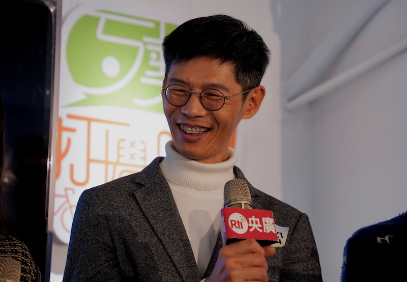 穀東俱樂部創辦人賴青松說「有我們血汗澆灌的地方,就叫做家鄉」。(淳音 攝)