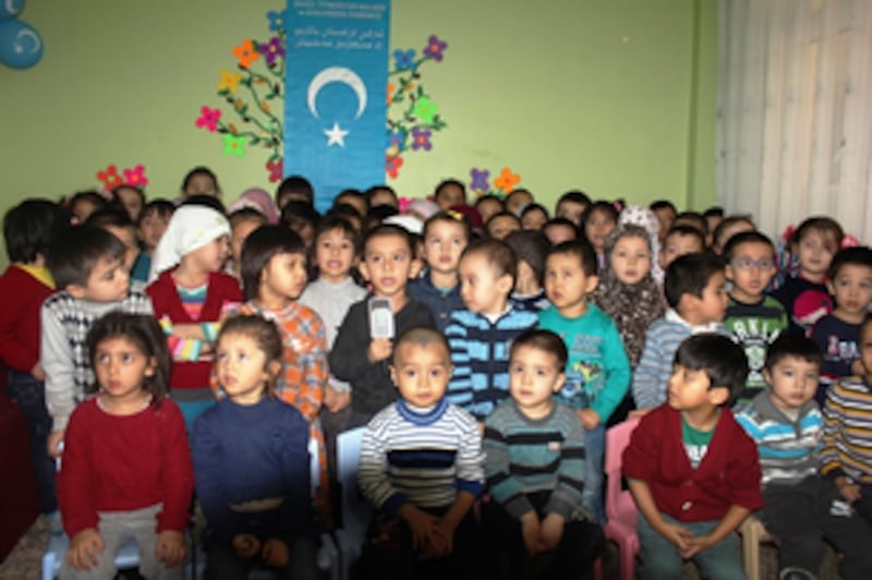 ئىستانبۇلنىڭ زەيتۇنبۇرۇ رايونىدىكى ئۇيغۇر مەكتىپىدىكى ئۇيغۇر ئوقۇغۇچىلار