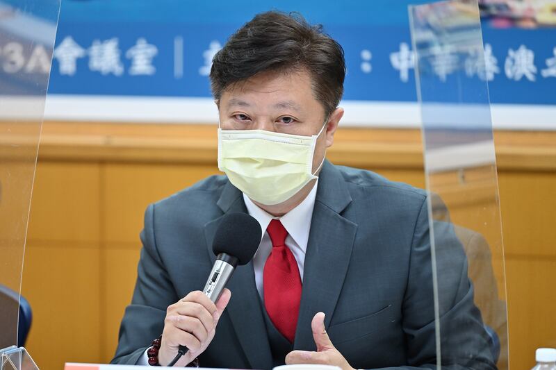 民進黨中國事務部主任吳峻鋕：李家超當選後香港「一國兩制」不會有存在空間。（鍾廣政 攝）