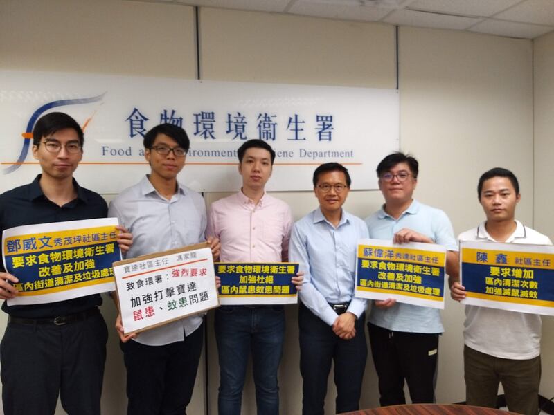 消息指陳鑫 （右一）2019年加入「觀塘秀達服務團隊」，擔任社區主任，行事低調。（ 「秀達服務團隊」facebook圖片）