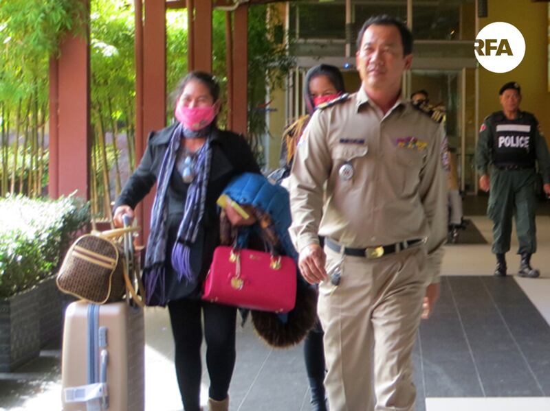 ស្ត្រី​ខ្មែរ​ដែល​ចាញ់​បោក​មេខ្យល់​ទៅ​រៀបការ​ជាមួយ​បុរស​ជនជាតិ​ចិន វិល​ត្រឡប់​មក​ដល់​ប្រទេស​កម្ពុជា នៅ​ថ្ងៃ​ទី​១៣ ខែ​ធ្នូ ឆ្នាំ​២០១៤។ 