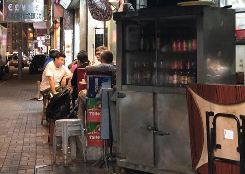 香港政府加強管制餐飲業務營運,限制每間餐廳只准招待一半數量客人,每枱最多4人,枱和枱要隔1.5米。(文海欣 攝)