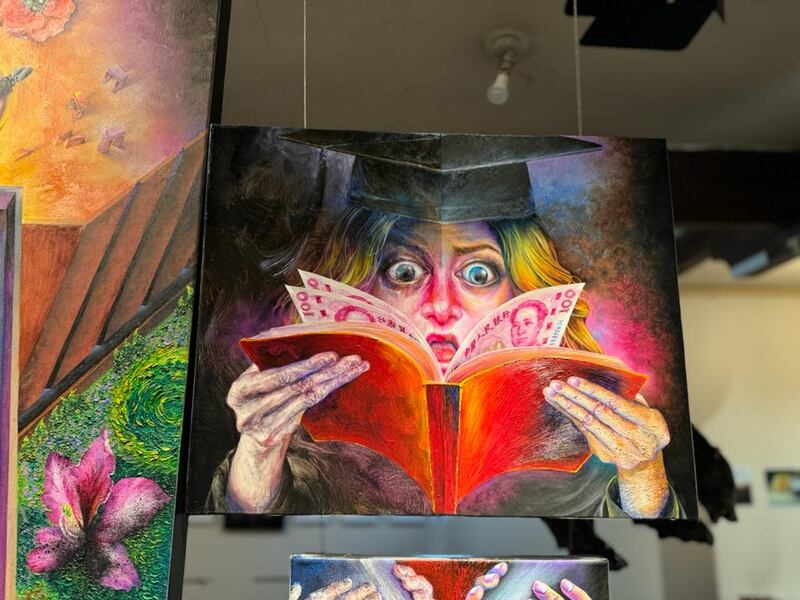 移英香港藝術家淋漓淋浪帶同6幅油畫參展，部分作品表達了對中共「跨境鎮壓」不滿。（董舒悅攝）