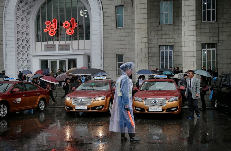 퇴근 시간대에 평양역 앞에서 승객을 기다리는 택시들.