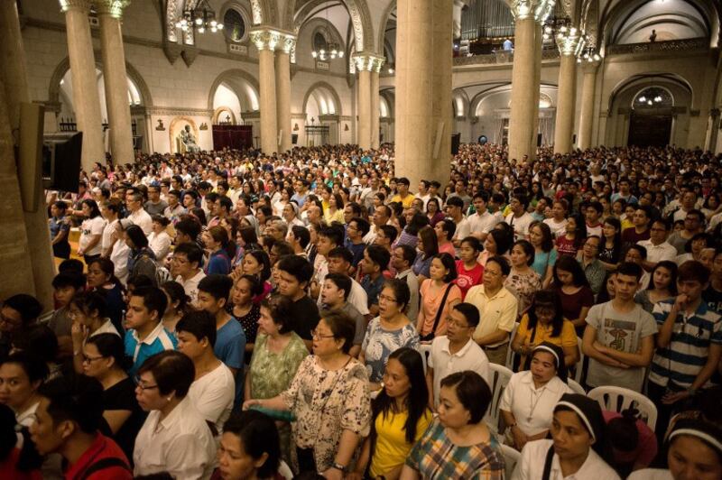 Hình minh họa. Những người theo đạo Thiên Chúa dự một lễ chiều ở nhà thờ Manila hôm 13/4/2017